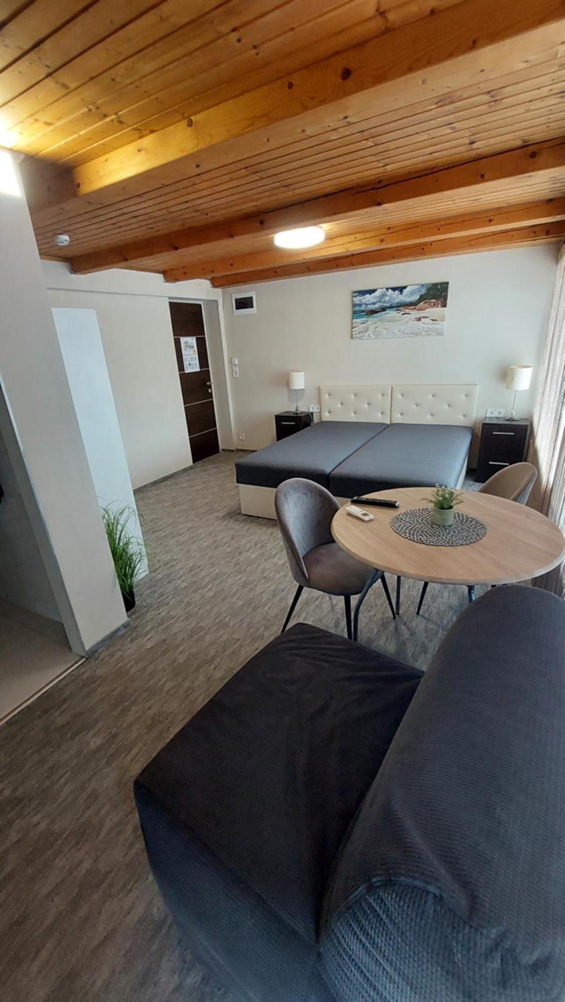 Kinizsi Udvar Apartmanhaz Balatonboglar Exterior photo